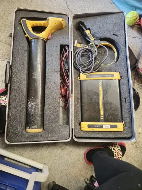 Vivax-Metrotech pipe and cable locator kit with receiver, transmitter and signal clamp in its case